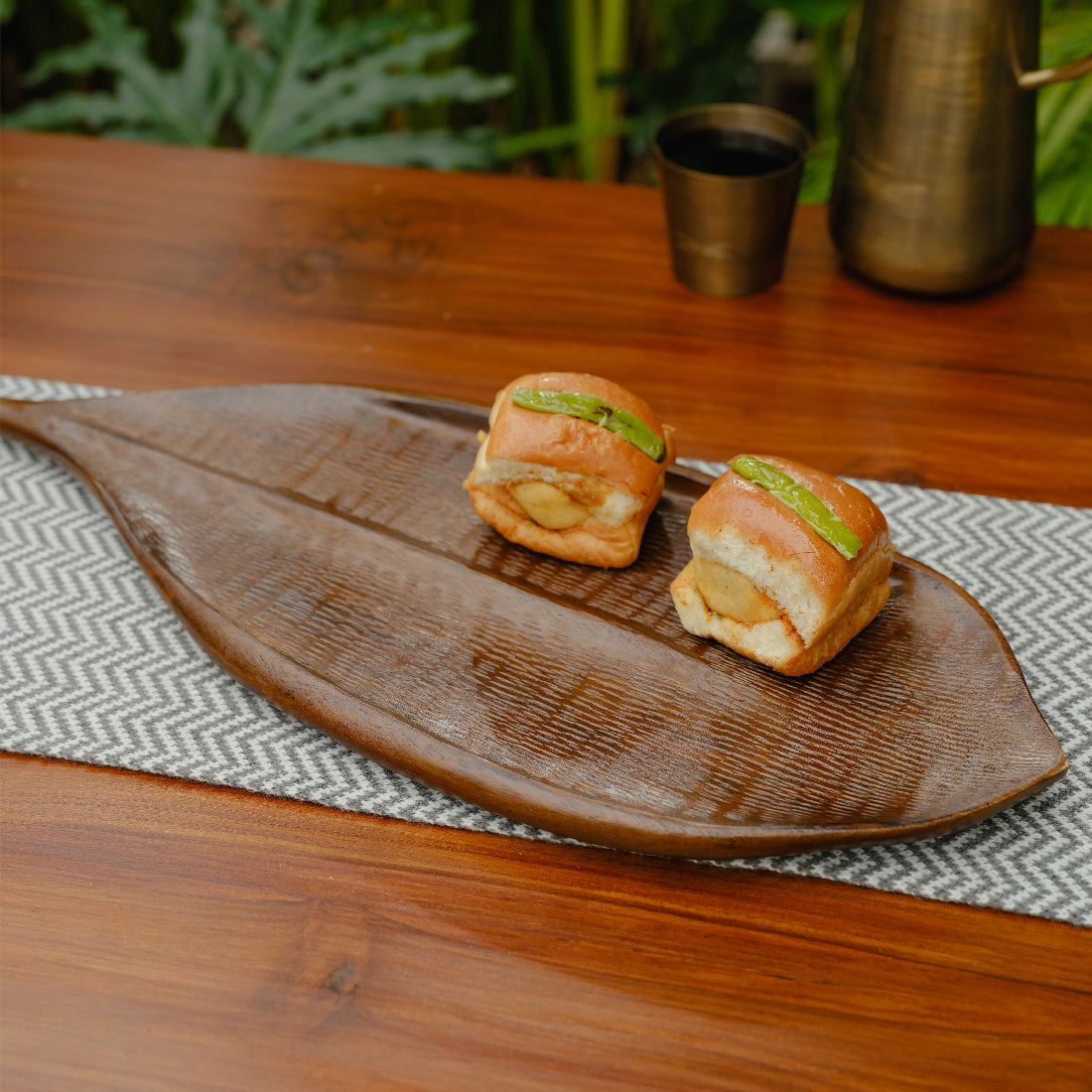 Panna - Decorative leaf shaped serving platter