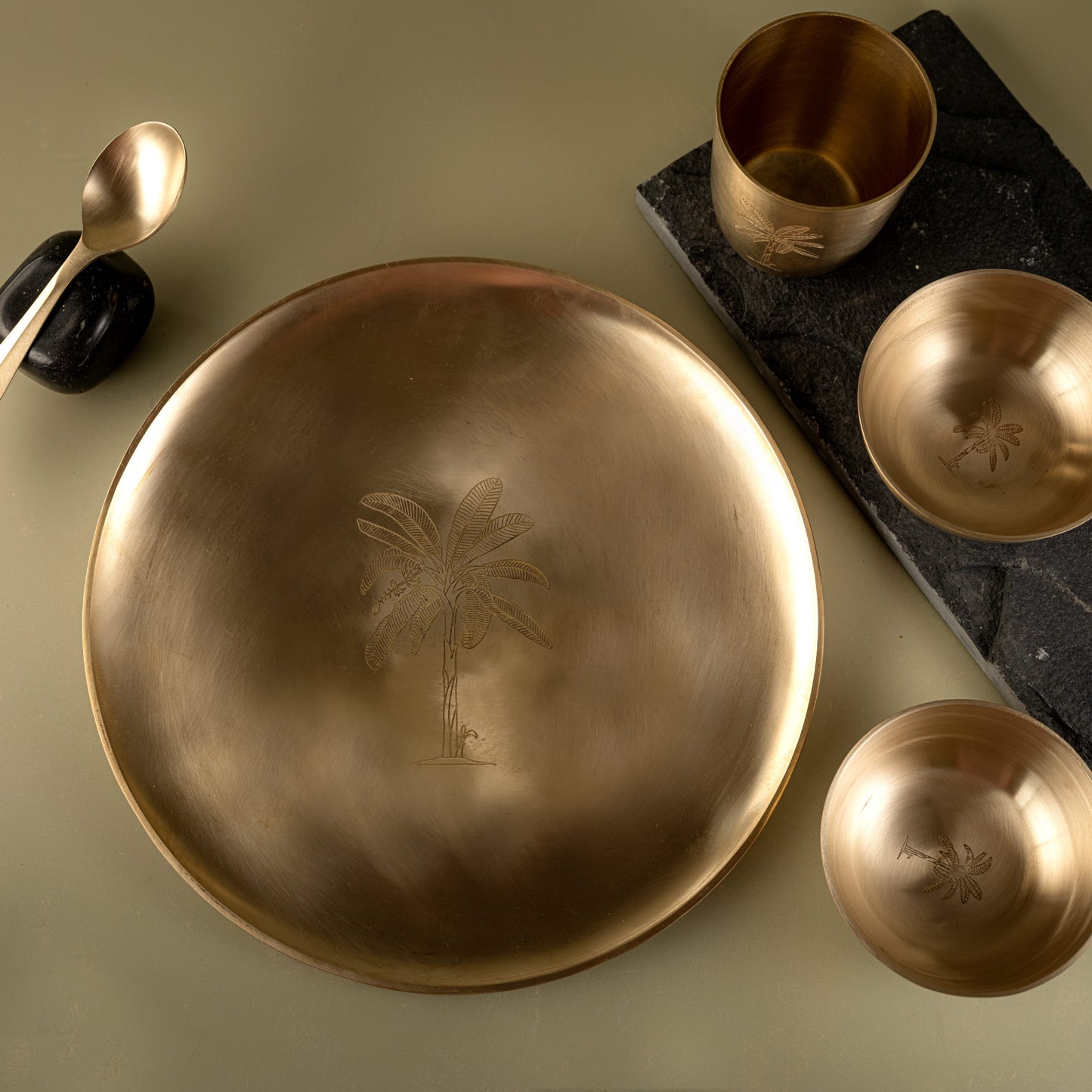 Gul - Set of 5 brass dinner set with palm tree motif (plate, bowls, spoon, glass)