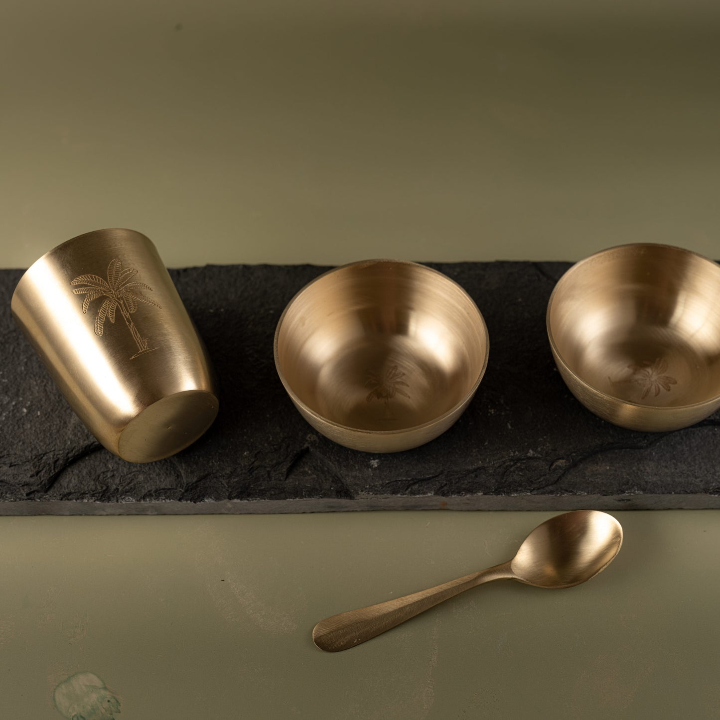 Gul - Set of 5 brass dinner set with palm tree motif (plate, bowls, spoon, glass)