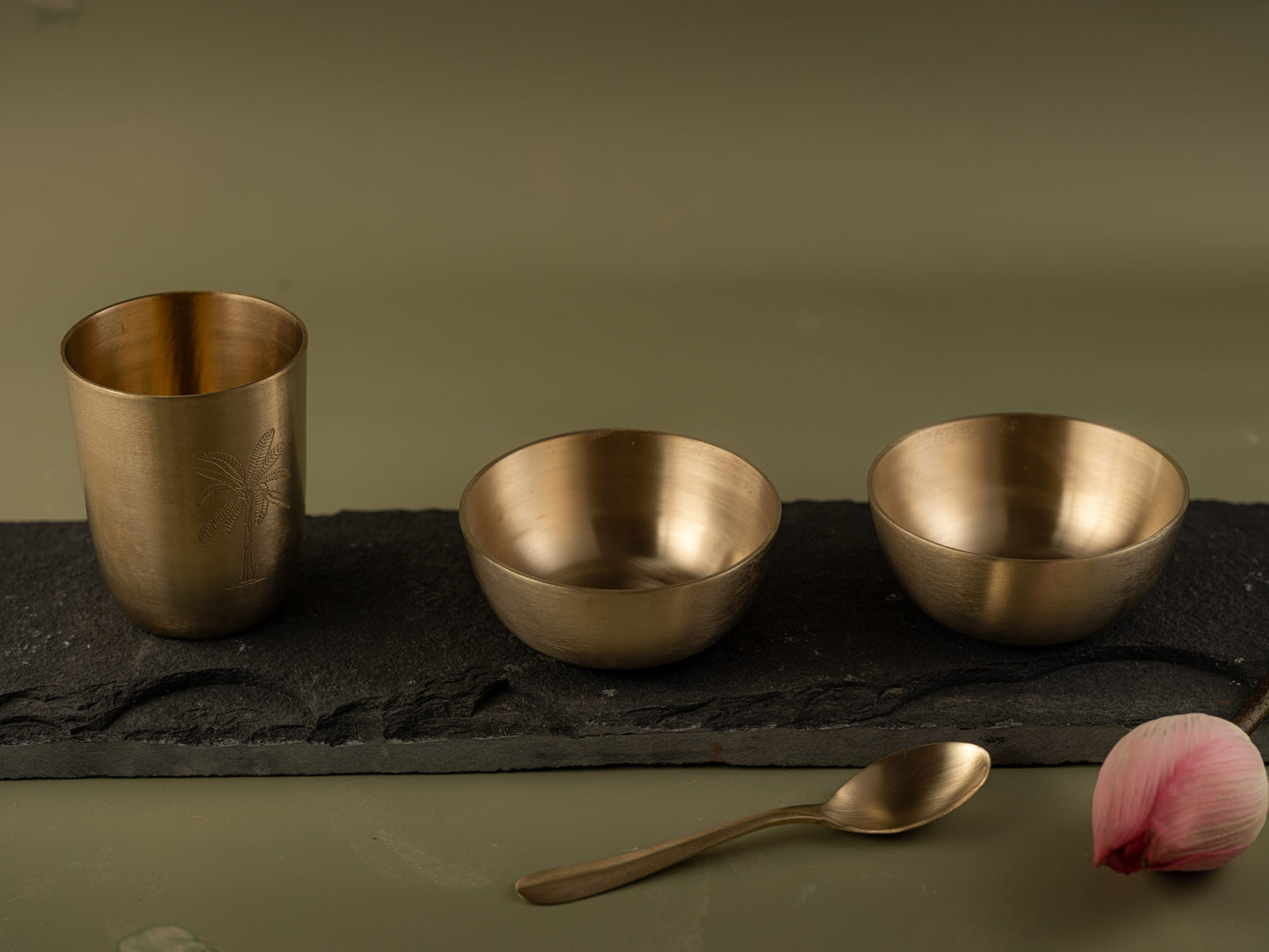Gul - Set of 5 brass dinner set with palm tree motif (plate, bowls, spoon, glass)